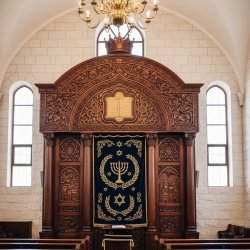 Exquisite Hand-Carved Aron Kodesh - Premium Sanctuary Furniture by Master Craftsmen, Traditional Design for Synagogue