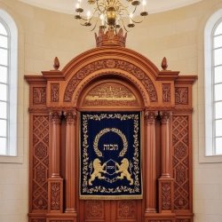 Majestic Hand-Carved Hardwood Aron Kodesh Premium Synagogue Furniture by Expert Manufacturer