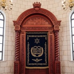 Premium Aron Kodesh: Handcrafted wood, deep blue velvet, golden lion embroidery. Exemplary manufacturing for synagogues.