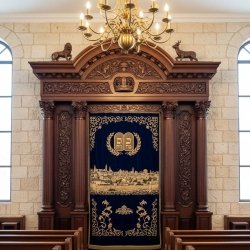Exquisite Hand-Carved Aron Kodesh: Premium Synagogue Holy Ark with Gold Embroidered Velvet Parochet, Masterfully Crafted.