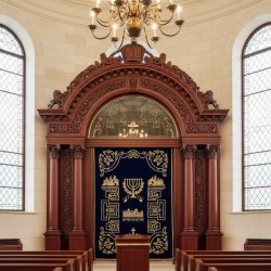 Premium Hand-Carved Aron Kodesh with 'Keter Torah' Embroidered Ark Curtain - Synagogue Furniture
