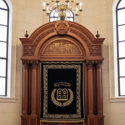 Premium Hand-Carved Wooden Aron Kodesh for Synagogues | High-Quality Manufacturing & Supplier