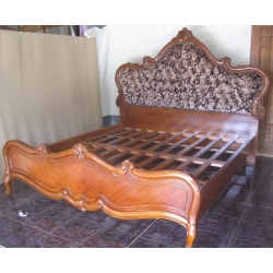 Classic carved wooden bed with paint finish Mulyoharjo Furniture Exporter