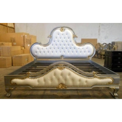 Royal classic bed with intricate carvings Mulyoharjo Furniture Project Supplier