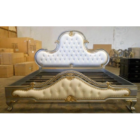 Royal classic bed with intricate carvings Mulyoharjo Furniture Project Supplier