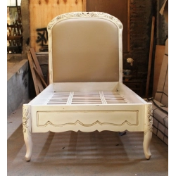 Royal classic painted carved bed Mulyoharjo Furniture White-Labeled