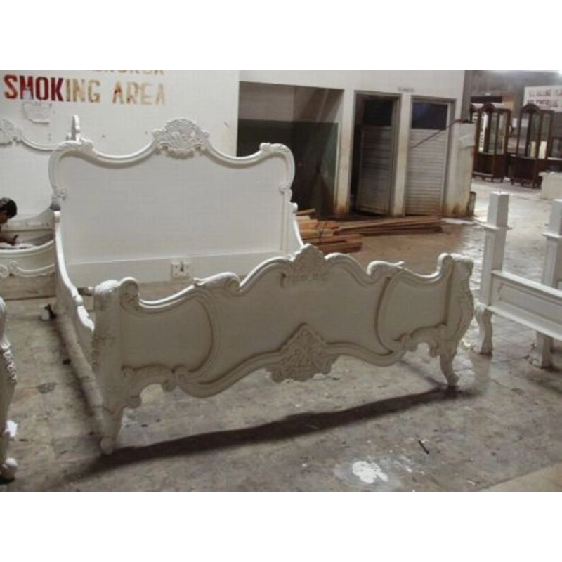 Intricately carved royal wooden bed in classic style Mulyoharjo Furniture Wholesale Intricately carved royal wooden bed in classic style Mulyoharjo Furniture Wholesale