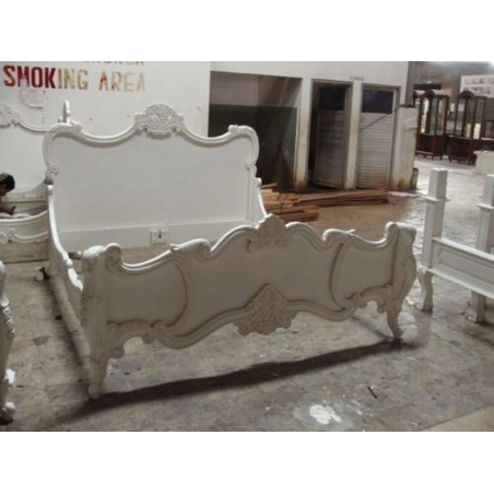 Intricately carved royal wooden bed in classic style Mulyoharjo Furniture Wholesale