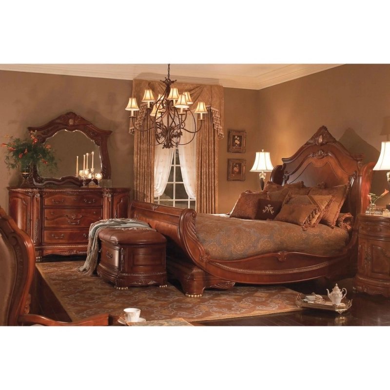 Classic Hand-Carved Solid Wood Sleigh Bed Classic Hand-Carved Solid Wood Sleigh Bed